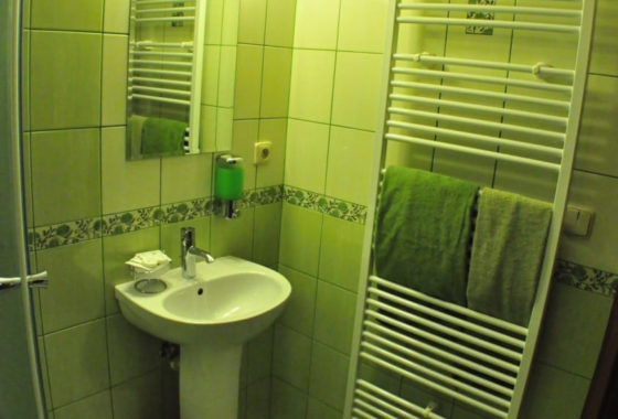 Ubytovanie - umývadlo so zrkadlom | Shanghai Club Vrútky | Gay Club